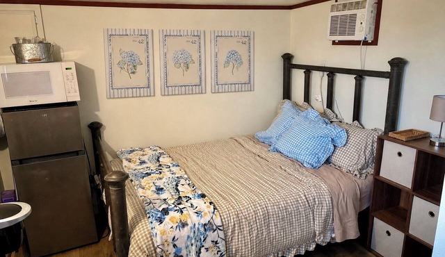 1-bed tiny home in Abilene. Minutes from data center, horse pasture available.