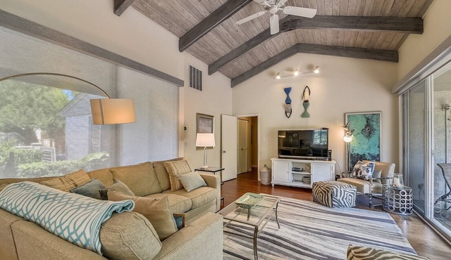 1581 Lagoon Villa ~ Beautiful Coastal Getaway in South Beach Marina Area!
