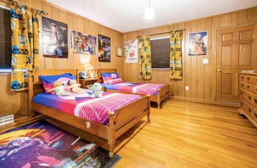 1980's Themed Room with MASSIVE 80's Arcade