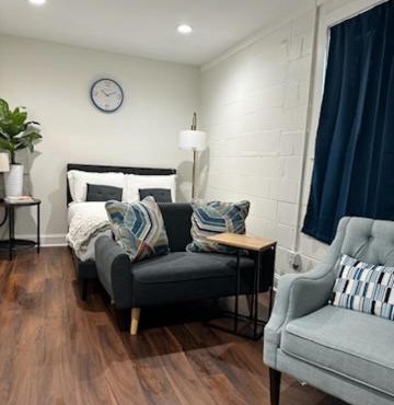 1BR Fully Handicap Accessible Near Downtown