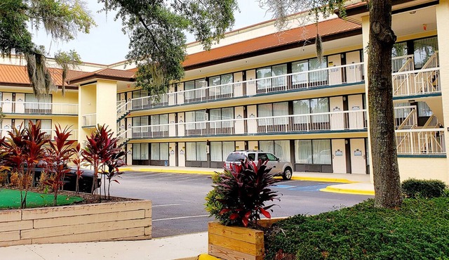 1st Floor Room Simple Rewards Inn"