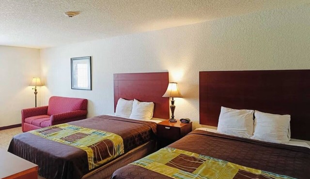 2 Accommodations with Free Parking | Explore Frio Regional Parks | 2 Queen Beds