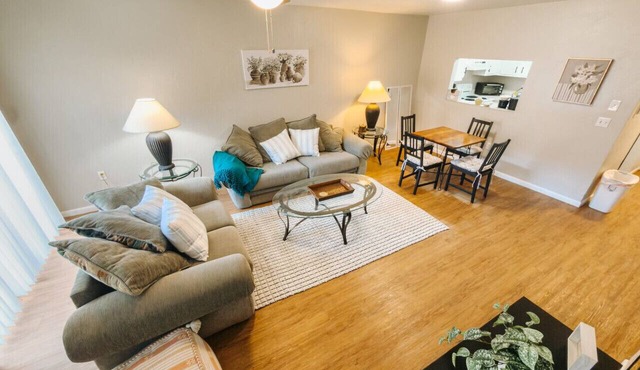 2 bed/1.5 bath | Close to Shopping Plazas + POOL!
