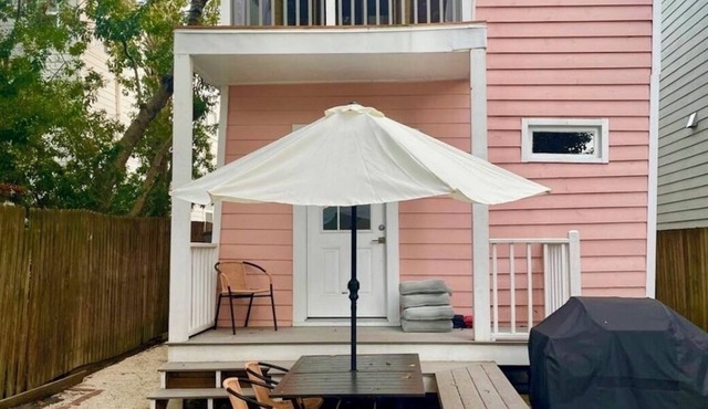2 Bed King Bed/Queen Bed + fenced shady backyard + Fiber Wi-Fi, Walk to King St