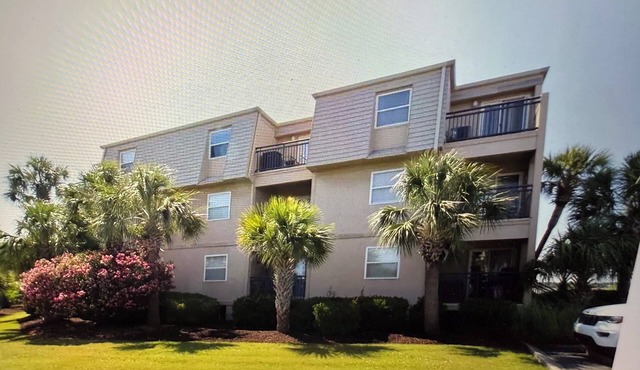 2-bedrm condo w/pool in Murrells Inlet/Garden City Area walk to Prvt beach.
