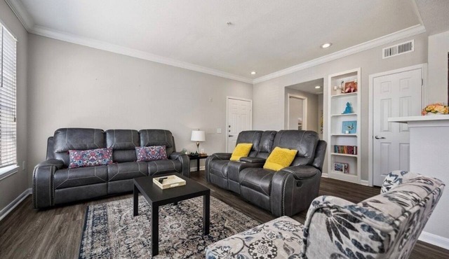 2-bedroom apartment in amazing Houston with cool AC and gym