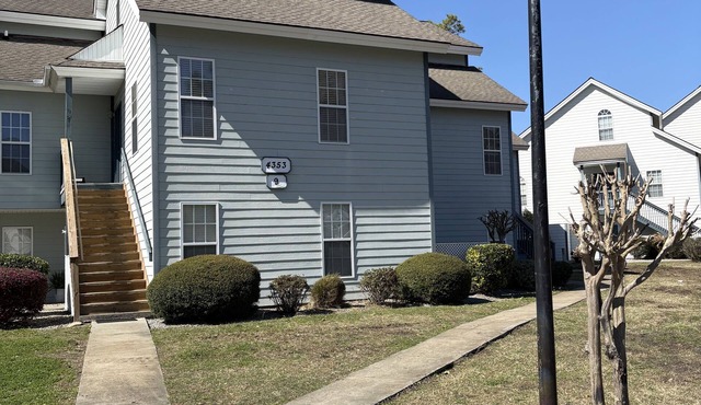 2-bedroom condo in lovely Little River with AC, WiFi, 5 minute car ride to ocean