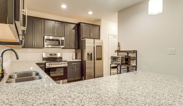 2 Mi to Lake Rim Park: Home w/Private Yard!