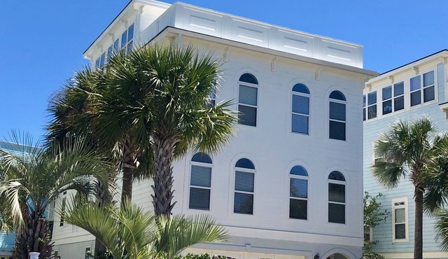 2 Rooftop decks, pool/elevator. Downtown IOP, 1 blk from beach. Pet friendly!