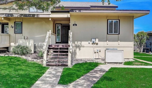2-story townhouse with balcony, outdoor pool, tennis, grill, basketball, & AC