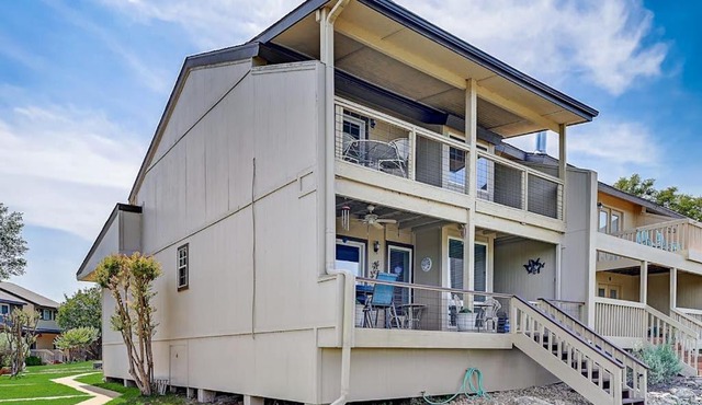 2-Story Townhouse with Balcony, Outdoor Pool, Tennis, Grill, Basketball, & AC