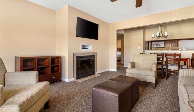 2 Units w/Kitchens Perfect for Families, Onsite Pools, Free Parking!