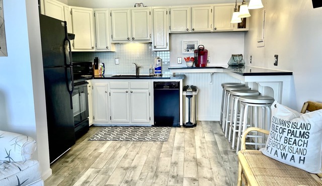 #208 "Sandy Schus" 1 BD + Sleeper, Modern,Pool