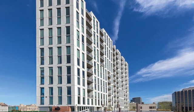 2Bed/2Bath Deluxe Unit in a Central Austin Resort with a Rooftop Pool!