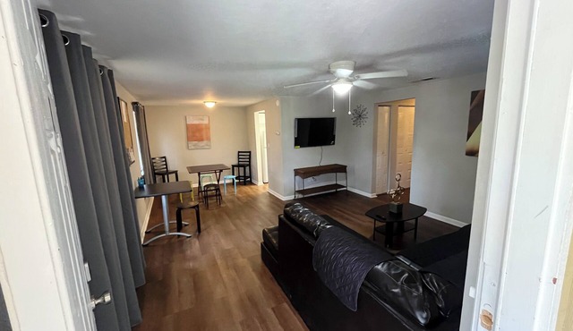 2BR/2BH Delightful Budget-Friendly Apt in Gnsville