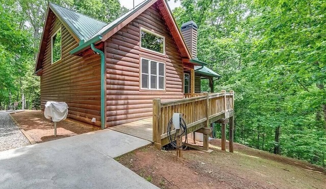 2BR cabin near Helen with hot tub, game room, sauna, and EV charger.
