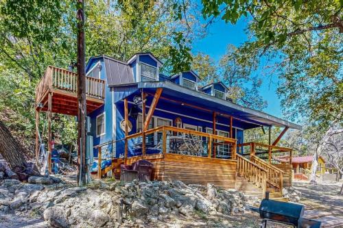2BR Home on River w/Outdoor Dining Area & Deck