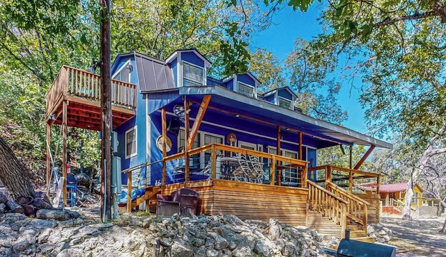 2BR Home on River w/Outdoor Dining Area & Deck