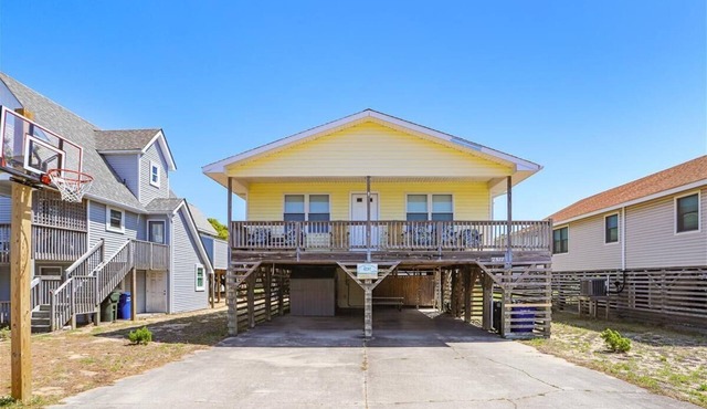 3 bedroom beach box with a hot tub and short walk to the beach!