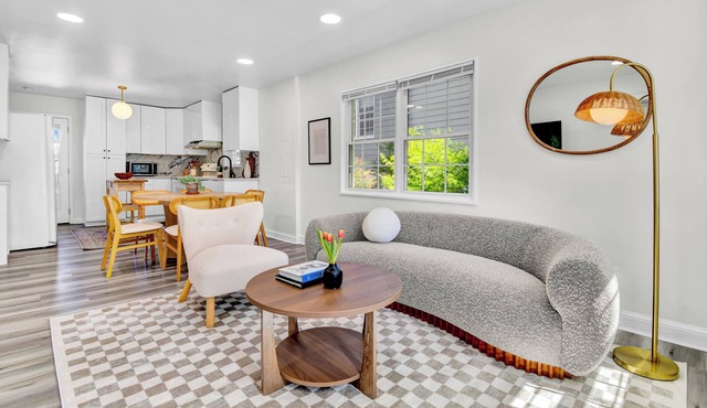 3-bedroom cottage in tranquil Arlington with cozy charm