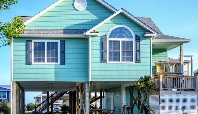 3-bedroom cottage in Holden Beach steps away from the Public Beach Access