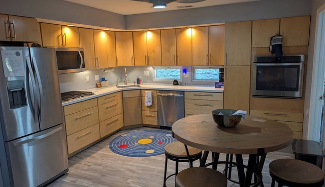 3-bedroom house in tranquil Shady Side with RV/EV Charger and Beach Access
