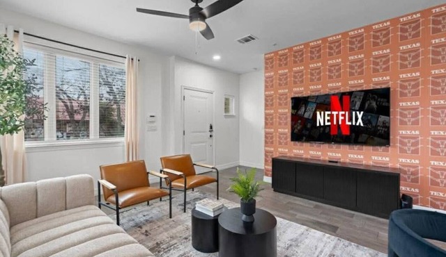 3-bedroom townhome in charming Austin with AC/balcony/UT West walkable