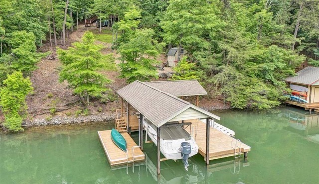 3 Bedrooms, 1 Flex Room, 4 Bathrooms! Come Visit 'Lake-A-Licious'!