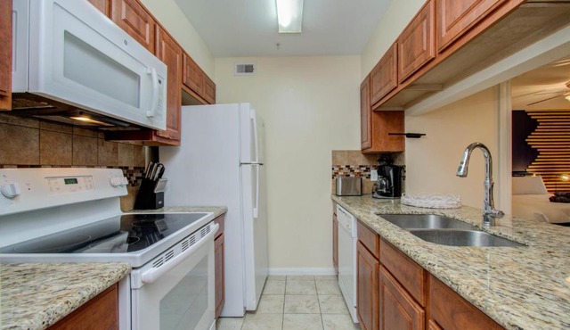 3 Bedrooms Spacious Central Condo w Pool