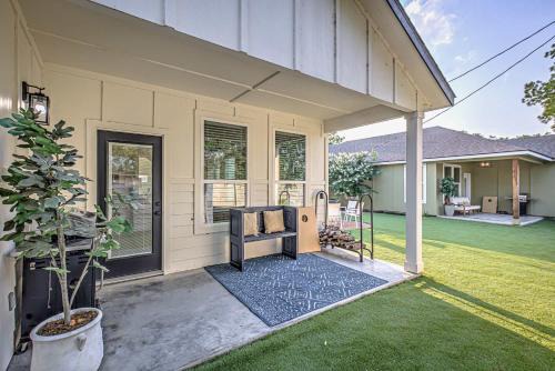 3BD Retreat for 6 Near Lake LBJ with Fire Pit & Patio