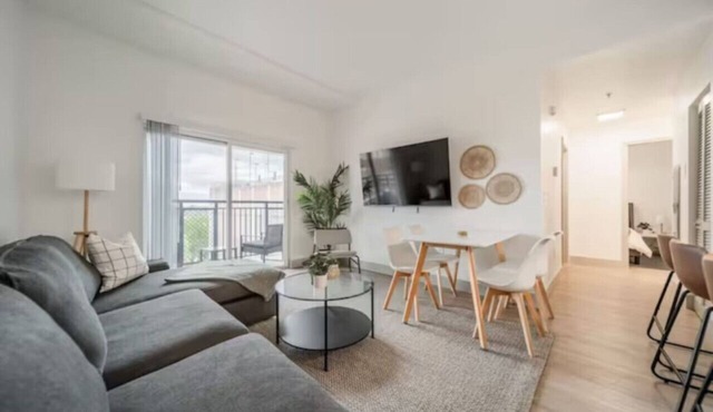 3BR Modern Apt Central Location w/Wifi & Fitness
