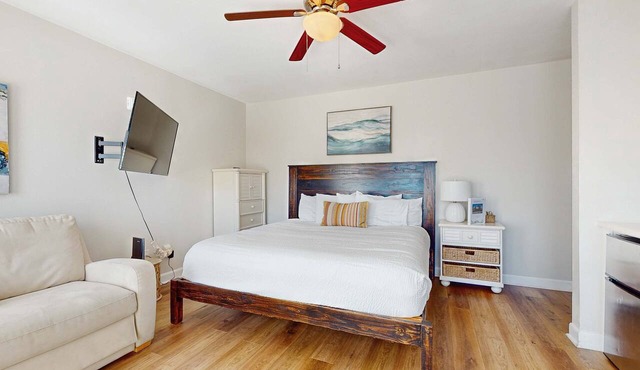 3rd-floor studio with Gulf view, balcony, pools, & tennis