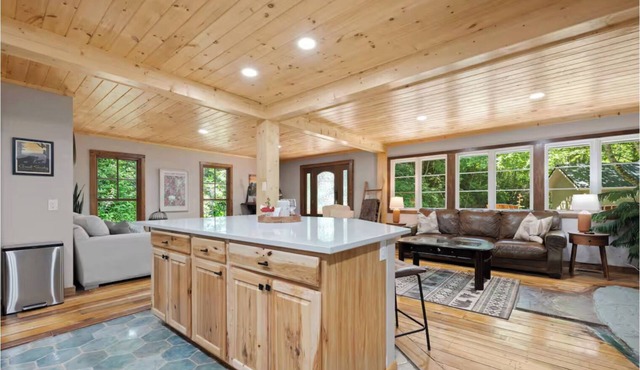 4 Acres + 4BR Secluded Cabin w Hot Tub & Fire Pit. Next to Blue Ridge Parkway!