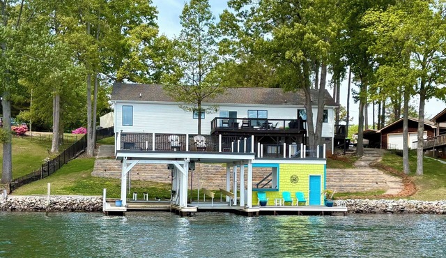 4 Bedroom, 2 Bath, Located on Main Lake, with Boathouse, Boat Slips, Sleeps 11