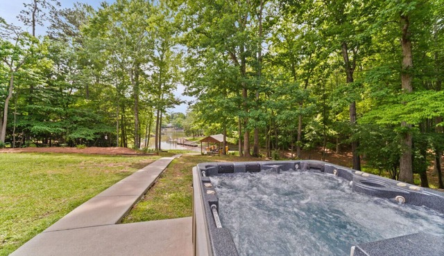 4-BR Lake Wylie Ollie—Private Cove—Hot Tub—Fire Pit!
