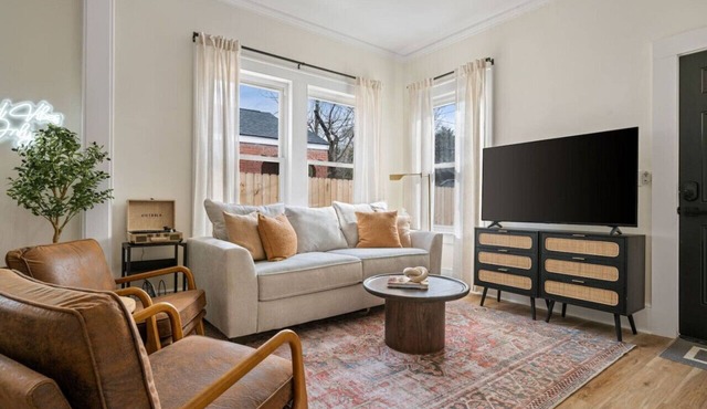 4 BR Newly Renovated! - 10 minutes to Downtown