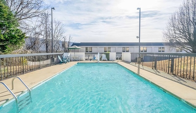 4 Chattanooga Escape Near Ruby Falls w/Two Queens and Outdoor Seasonal Pool