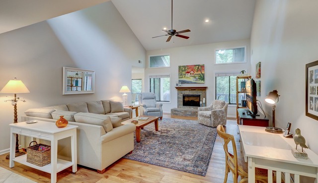 4 Hollyberry - Dog Friendly. Great Community Amenities