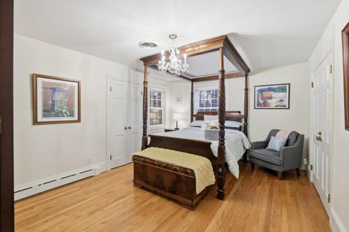 4 Mins to U of R! Spacious, Central Guest Suite!