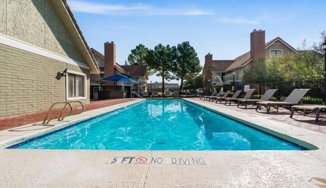 4 Stylish Units! Outdoor Pool, Pets Are Welcome, Free Parking and Breakfast!