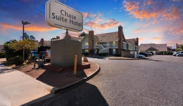 4 Two-Bedroom Suites! Swimming Pool, Pet-Friendly, Free Parking and Breakfast!