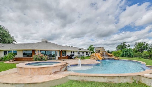 40-Acre Private Ranch Pool 2 Homes Near Austin.