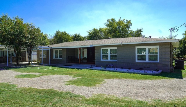 4BR Home w/ Pool, BBQ & Private Parking Near AT&T
