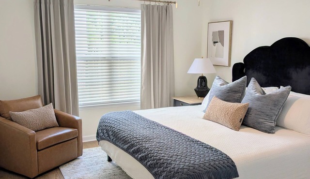 4BR, Office, Coffee Bar, Steps to Uptown, Fast Wifi, Deck
