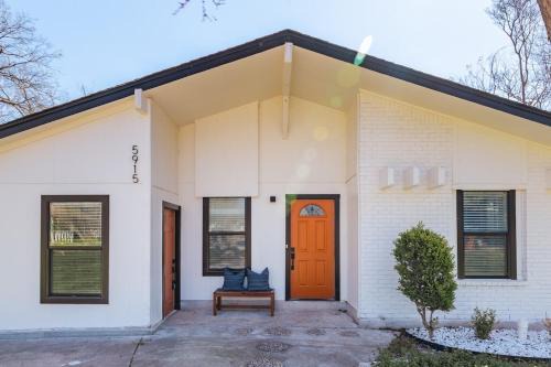 4BR South Congress Group Retreat King Bed Rain Shower & Fenced yard