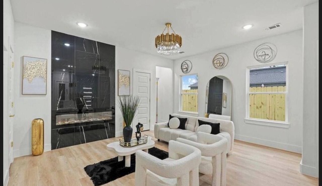 4BR Upscale Urban Stay | 2 Mi To Fair Park, DT 4Mi