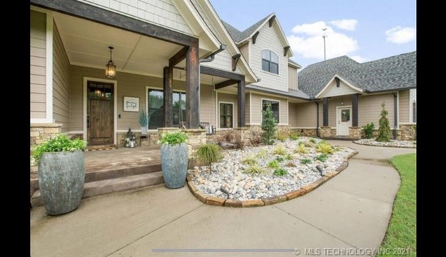 5-bedroom Rustic Charm Home + Hot Tub + Fire Pit