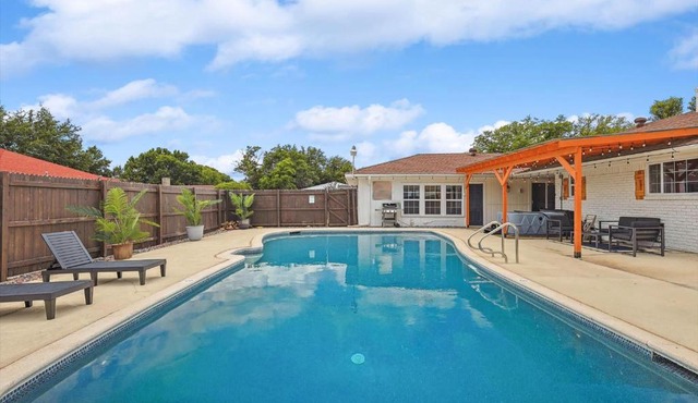 5-BR Relaxing Retreat with Pool Hot tub Fire Pit