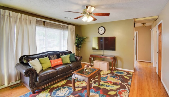 5 Mi to Dtwn: Pet-Friendly Gem w/Yard in Hampton