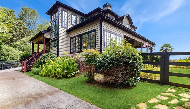 5BR and 3.5BA cottage w/porch, access to shared infinity pool & hot tub